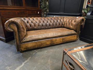 100 jaar oude chesterfield uit Engeland | sleets | industrie beschikbaar voor biedingen