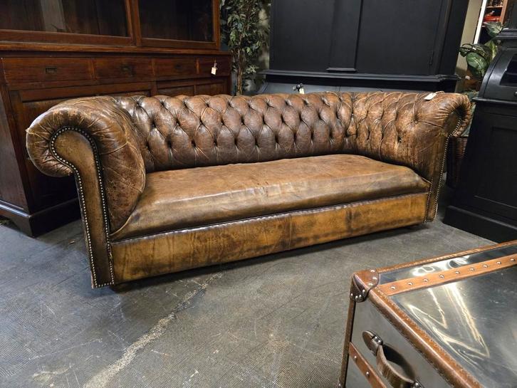100 jaar oude chesterfield uit Engeland | sleets | industrie, Huis en Inrichting, Banken | Bankstellen, Gebruikt, Rechte bank
