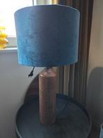 Tafellamp met blauwe suede kap, Huis en Inrichting, Ophalen, Minder dan 50 cm