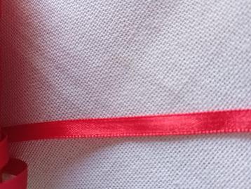 5 meter rood satijn Lint van 0,8 cm. breed beschikbaar voor biedingen