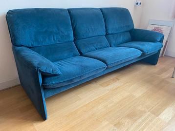 Blauwe design driezitsbank - Comfortabel en Stijlvol beschikbaar voor biedingen