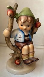 Originele Hummel jongen in appelboom, Antiek en Kunst, Ophalen of Verzenden