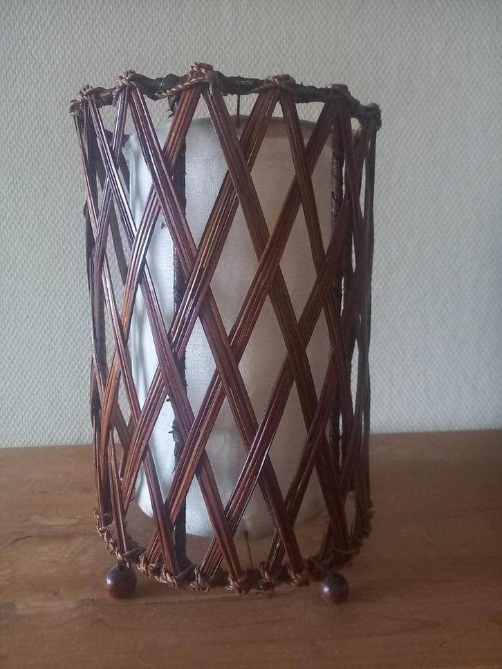 Zweedse rotan tafellamp met roomwitte binnenkap, Huis en Inrichting, Lampen | Tafellampen, Gebruikt, Minder dan 50 cm, Stof, Overige materialen