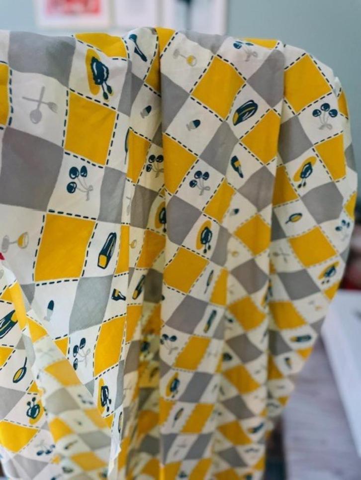 Stof geel grijs met print vintage retro jaren 70, Hobby en Vrije tijd, Stoffen en Lappen, Nieuw, Katoen, 120 cm of meer, 30 tot 200 cm