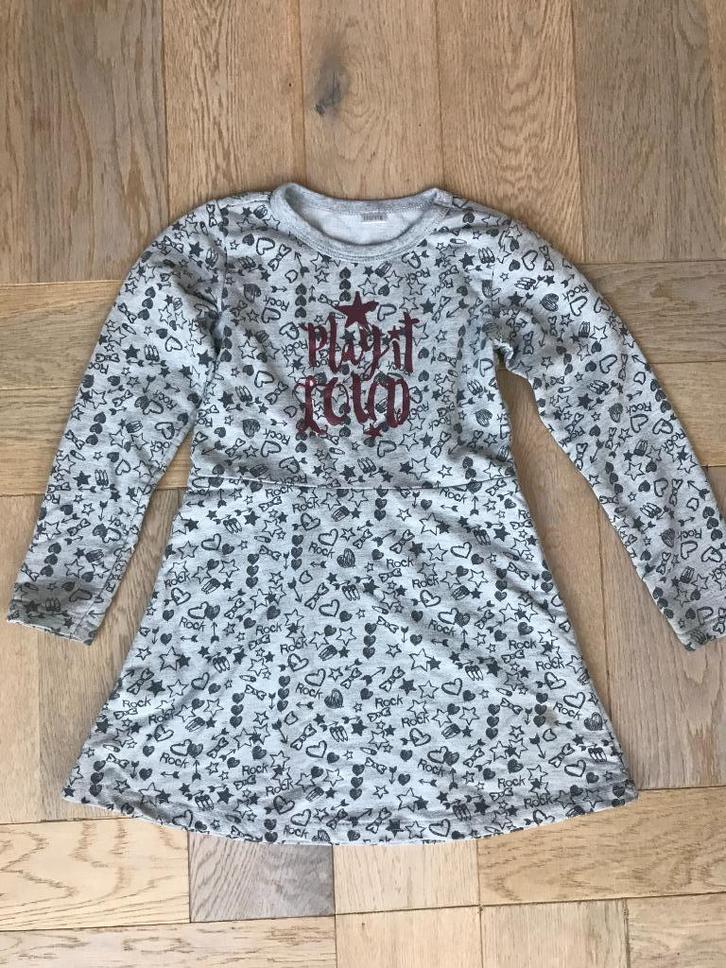 Leuk jurkje grijs print stof in rood "Play it loud" 110/116, Kinderen en Baby's, Kinderkleding | Maat 110, Zo goed als nieuw, Meisje
