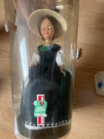 Zwitsers souvenir popje (Vaud) in koker, Verzenden, Zo goed als nieuw, Pop
