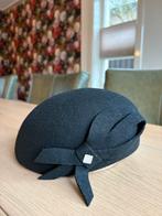 Zwarte Oliviero Hoed/dopje vilt met Strik - Nieuw, Kleding | Dames, Hoeden en Petten, Ophalen of Verzenden, Nieuw, One size fits all