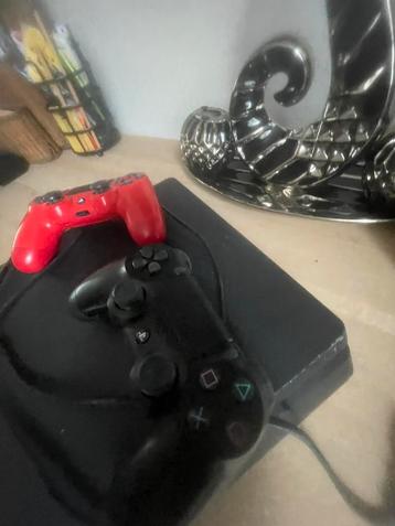 Ps4 met 2 controllers en kabel beschikbaar voor biedingen
