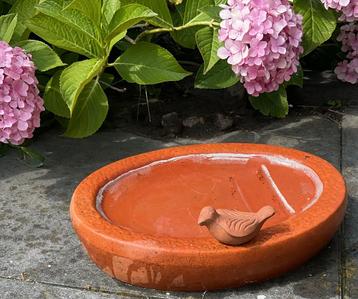 Vogelwaterbad beschikbaar voor biedingen