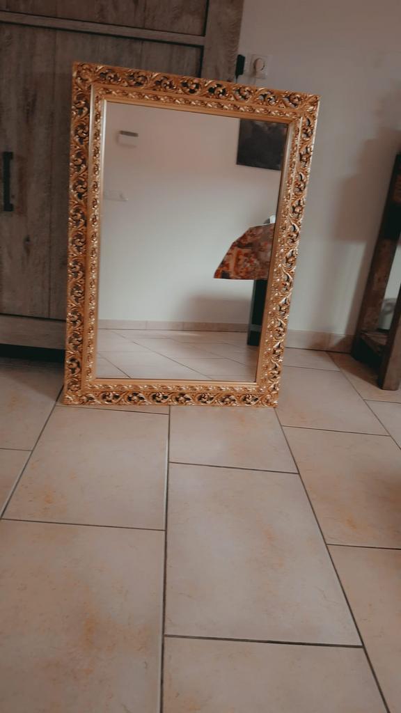 Decoratieve gouden spiegel – klassiek barok ontwerp, Huis en Inrichting, Woonaccessoires | Spiegels, Zo goed als nieuw, Minder dan 100 cm