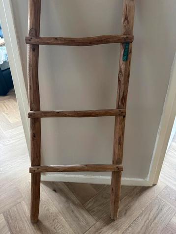 Houten ladder voor handdoeken beschikbaar voor biedingen
