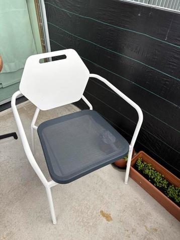 witte stoel beschikbaar voor biedingen