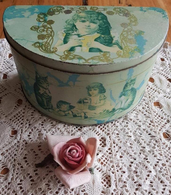 SALE Vintage half rond blik, meisje, hond & katten / poezen, Verzamelen, Blikken, Gebruikt, Beschuit, Overige merken, Ophalen of Verzenden