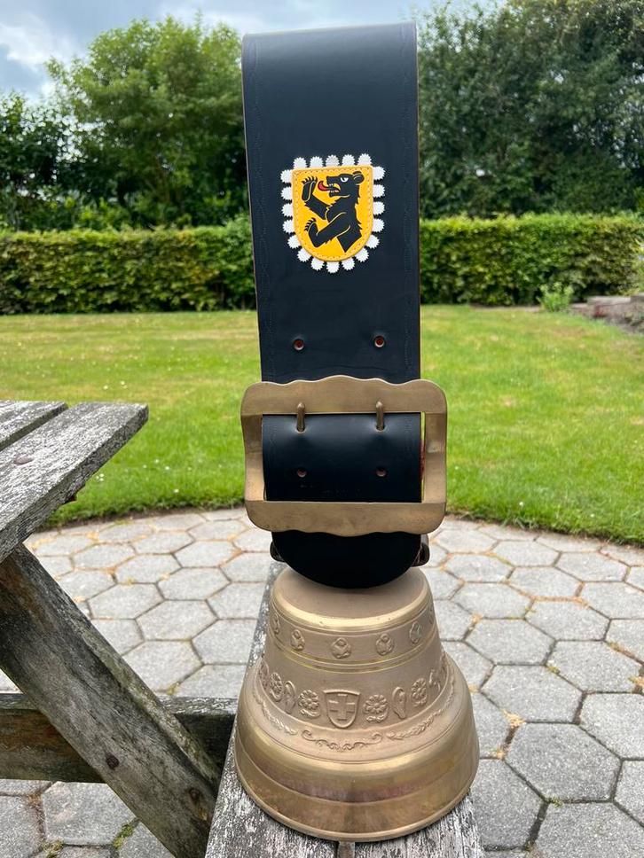 Grote gegoten Bronzen KOEBEL - GUSSET Uetendorf Zwitserland, Antiek en Kunst, Antiek | Klokken, Ophalen of Verzenden