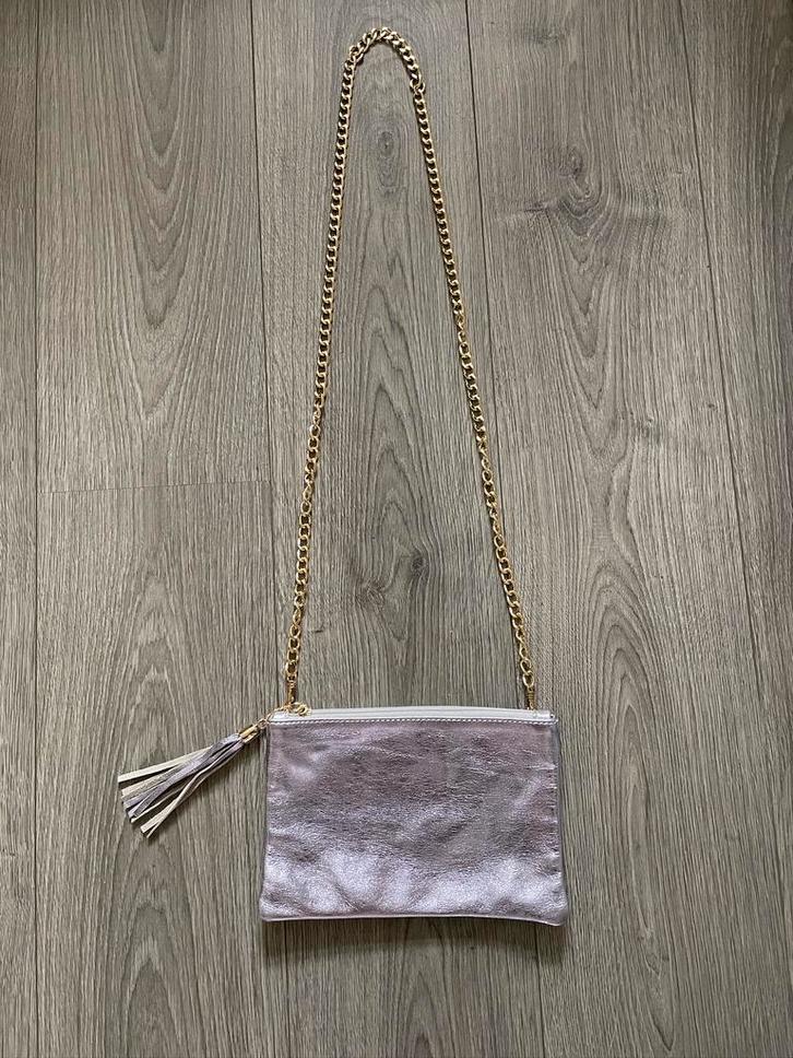 metallic lila schouder tas met goud koort hengsel, Sieraden, Tassen en Uiterlijk, Tassen | Schoudertassen, Zo goed als nieuw, Overige merken