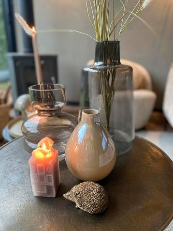 Dienblas met 3 vazen beschikbaar voor biedingen