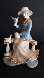 Vrouw zit op bankje en voert de vogels Merk: Artesania, Ophalen of Verzenden, Nieuw, Mens