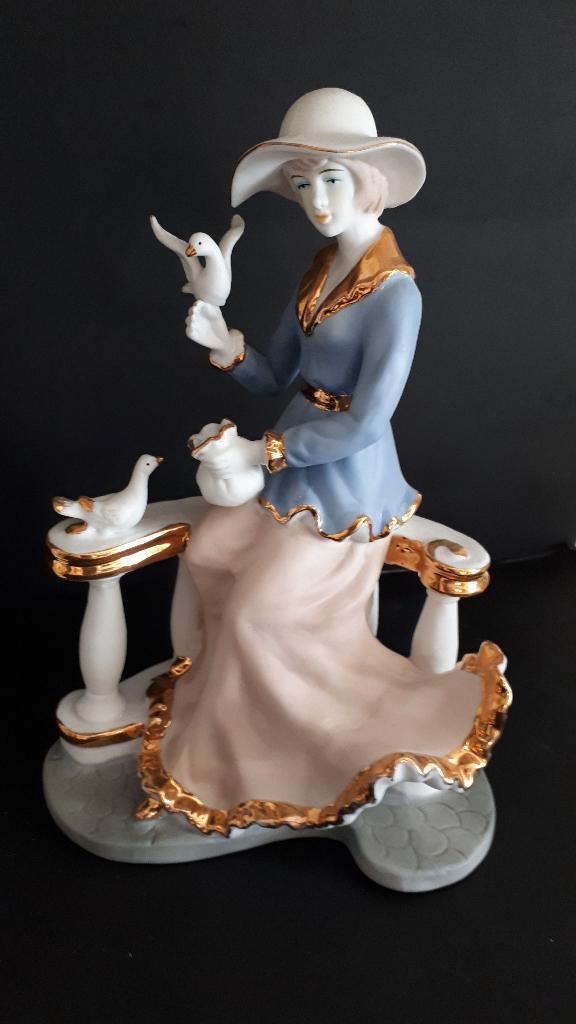 Vrouw zit op bankje en voert de vogels Merk: Artesania, Verzamelen, Beelden en Beeldjes, Nieuw, Mens, Ophalen of Verzenden