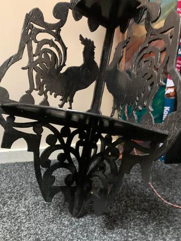 Zwart Houten Hoekrekje met Haan Motief beschikbaar voor biedingen