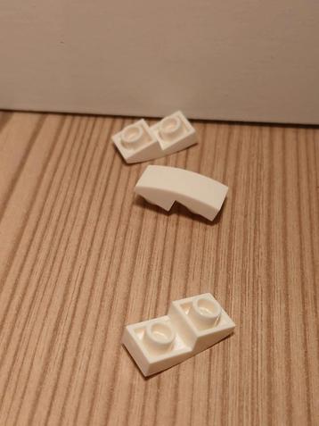 Lego partij: witte 2x1 gladde omgekeerde bogen beschikbaar voor biedingen