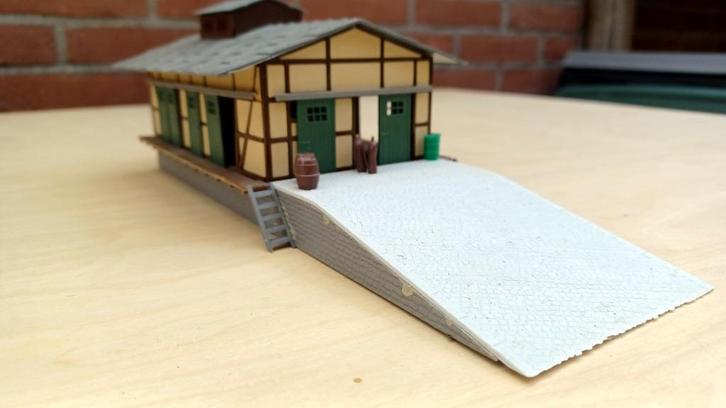 Laadperron met loods, Hobby en Vrije tijd, Modeltreinen | H0, Gebruikt, Brug, Tunnel of Gebouw, Gelijkstroom, Overige merken, Ophalen of Verzenden