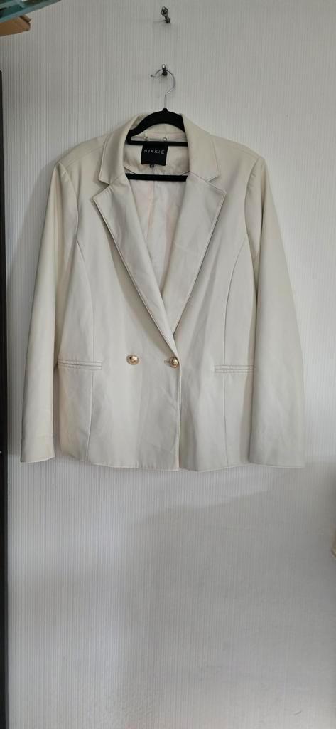 NIKKIE Blazer Maat 42 - Lichtbeige met Gouden Knopen, Kleding | Dames, Jasjes, Kostuums en Pakken, Zo goed als nieuw, Jasje, Maat 42/44 (L)