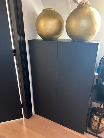 Zwarte pilaren met gouden potten beschikbaar voor biedingen