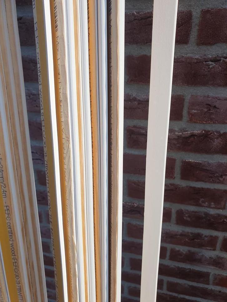 40 stuk witte houten plakplinten voor laminaat , PVC, parket, Huis en Inrichting, Stoffering | Vloerbedekking, Nieuw, Laminaat