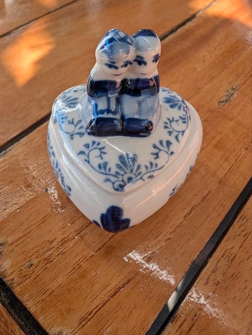 Delfts Blauw Hart Sieradendoosje met Verliefd Paartje, Antiek en Kunst, Antiek | Woonaccessoires, Ophalen of Verzenden