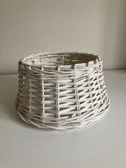 Lampenkap wit riet laag 2 voor 15 euro, Huis en Inrichting, Lampen | Lampenkappen, Zo goed als nieuw, Minder dan 25 cm, Rond, Wit