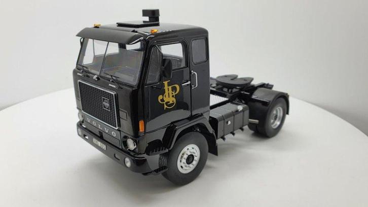 MCG Volvo F88 John Player Special zwart 1:18, Hobby en Vrije tijd, Modelauto's | 1:18, Nieuw, Auto, Overige merken, Ophalen of Verzenden