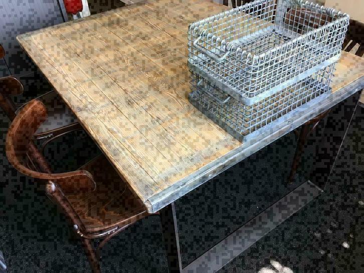 Industriële tafels van steenschotten en stalen onderste., Huis en Inrichting, Kasten | Dressoirs, Nieuw, Ophalen of Verzenden