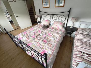 Ikea bed incl.  2 tafeltjes/nachtkastjes en bodem, 160x200 - afbeelding 4