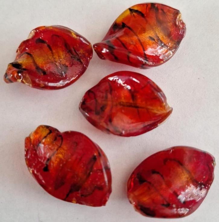 Aparte gebogen glas kralen / hangers 3x2 cm d, Hobby en Vrije tijd, Kralen en Sieraden maken, Nieuw, Kraal, Verzenden