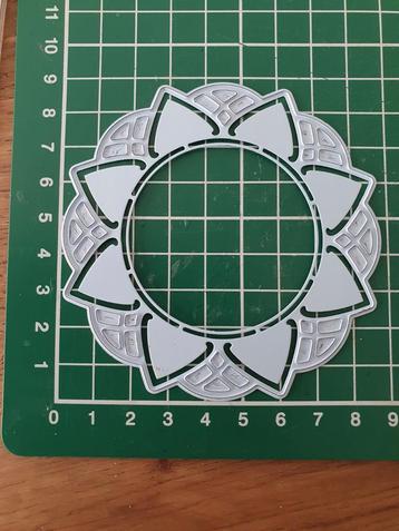 Snij- en embossingmal van Marianne Design, "Flower Doily" beschikbaar voor biedingen