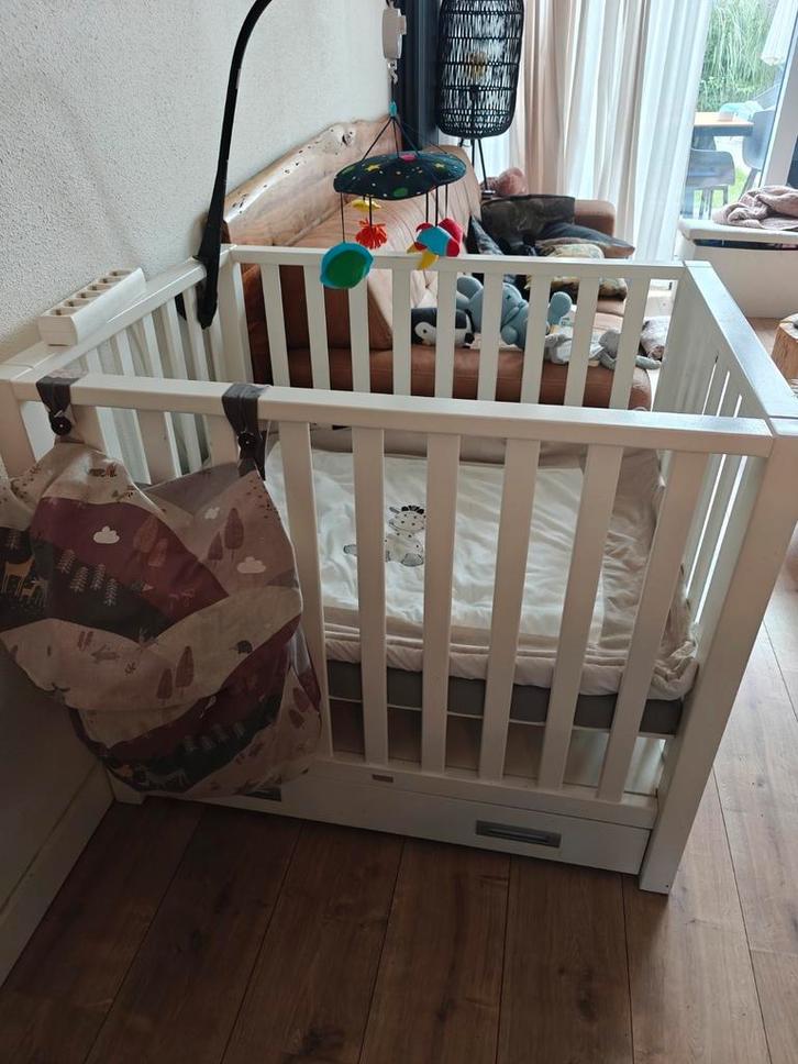 Twf box met lade inclusief box matras en kleed, Kinderen en Baby's, Boxen, Zo goed als nieuw, Rechthoekig, In hoogte verstelbaar