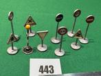 443 Dinky Toys div verkeersborden en signs metaal, Ophalen of Verzenden, Gebruikt, Overige typen, Dinky Toys