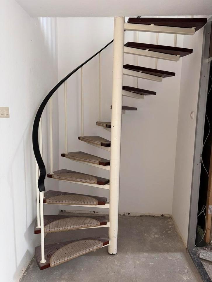 Spiraaltrap met leuning, Doe-het-zelf en Verbouw, Ladders en Trappen, Zo goed als nieuw, 2 tot 4 meter, Ophalen