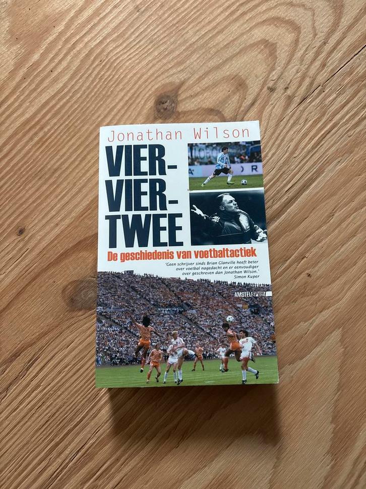Boek Vier-vier-twee Voetbaltactiek - Jonathan Wilson, Boeken, Sportboeken, Zo goed als nieuw, Balsport, Ophalen of Verzenden