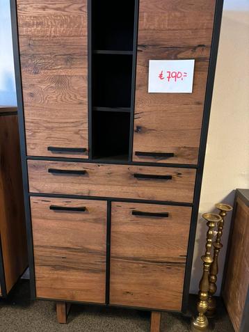 Highboard eikenhouten kast MET LEDVERLICHTING beschikbaar voor biedingen
