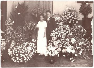 Foto Ned. Indie Trouwfoto Echtpaar Trouwen Huwelijk Bloemen beschikbaar voor biedingen