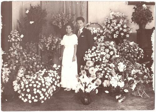 Foto Ned. Indie Trouwfoto Echtpaar Trouwen Huwelijk Bloemen, Verzamelen, Foto's en Prenten, Gebruikt, Foto, Buitenland, Voor 1940