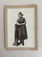 Grote antieke foto. Vrouw die tegen een zuil aanstaat., Verzamelen, Foto's en Prenten, Gebruikt, Ophalen of Verzenden, Foto, Voor 1940