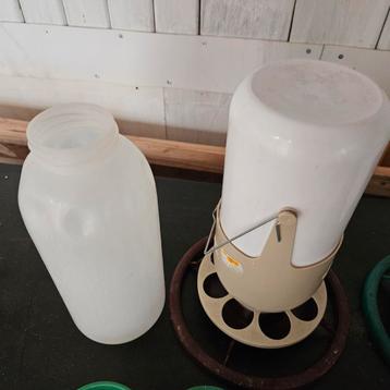 Voer en drink flessen  beschikbaar voor biedingen