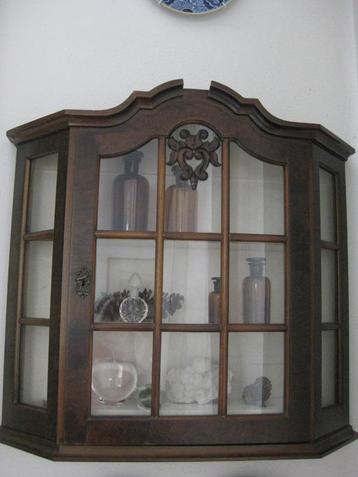 vitrine kastje beschikbaar voor biedingen