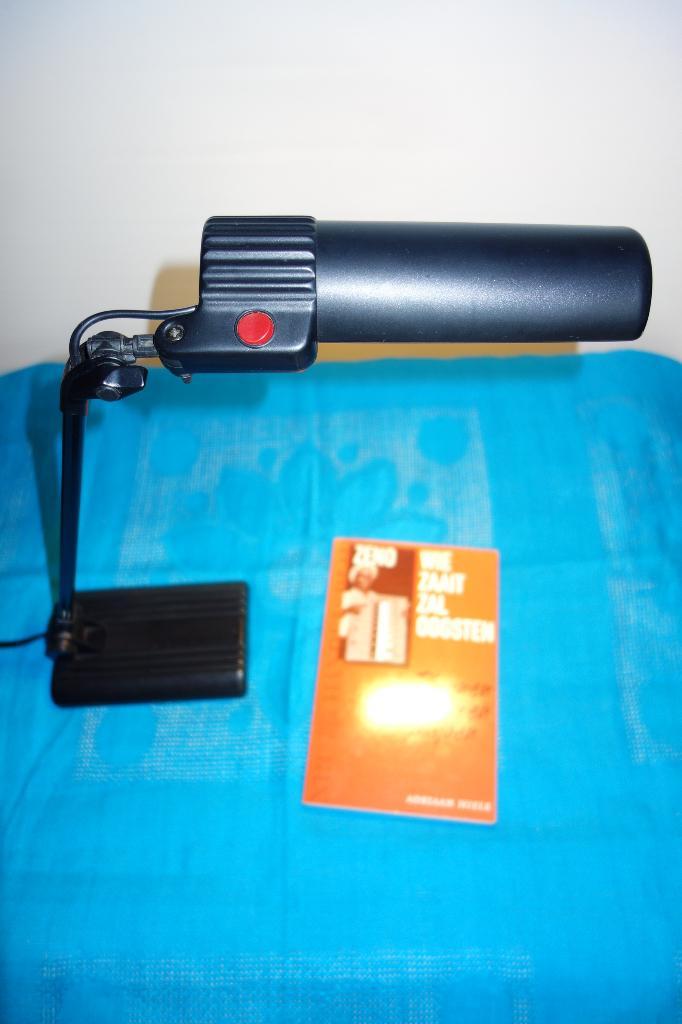 Dulux Junior Fins tafellamp jaren 80, Huis en Inrichting, Lampen | Tafellampen, Gebruikt, Minder dan 50 cm, Kunststof, Metaal