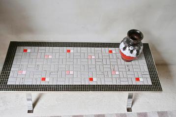 Koffietafel met tegelblad op chromen onderstel beschikbaar voor biedingen