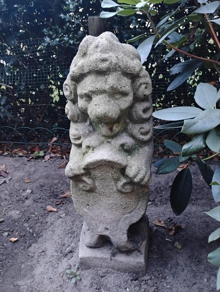 De afbeelding toont een stenen beeld van een gargoyle, Tuin en Terras, Tuinbeelden, Gebruikt, Overige typen, Beton, Ophalen