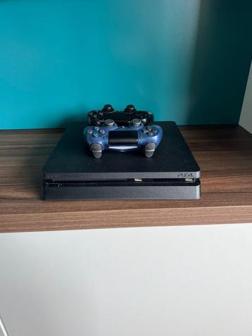 Playstation 4 met 2 controllers en enkele spellen beschikbaar voor biedingen