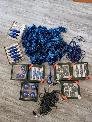 Kerst spullen blauw. Ballen, slingers en verlichting beschikbaar voor biedingen